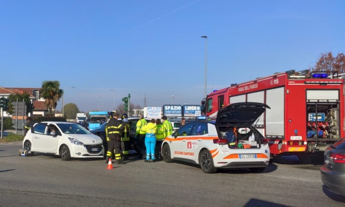 Incidente al “solito incrocio”: coinvolte tre persone