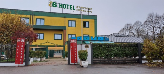 Auto in fiamme nel parcheggio: hotel evacuato