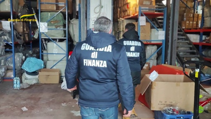 Cinture in finta pelle: interrotto traffico illecito fra esercenti cinesi