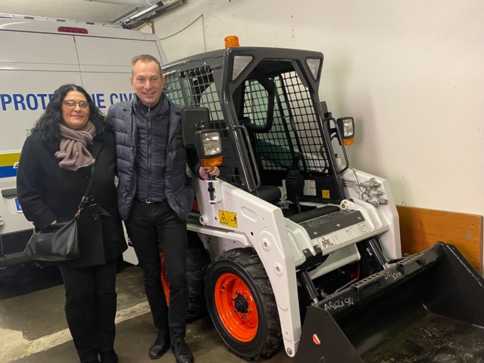 Un bobcat spazzaneve per la Protezione Civile