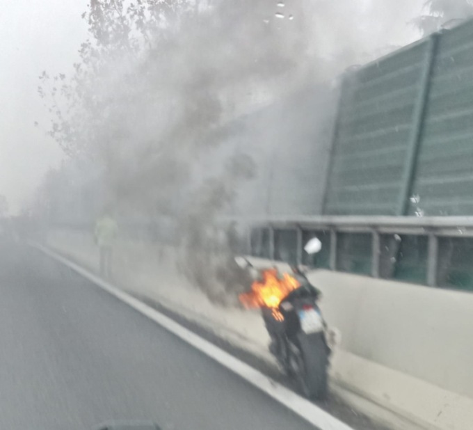 Occhi aperti: una moto in fiamme sul Sempione