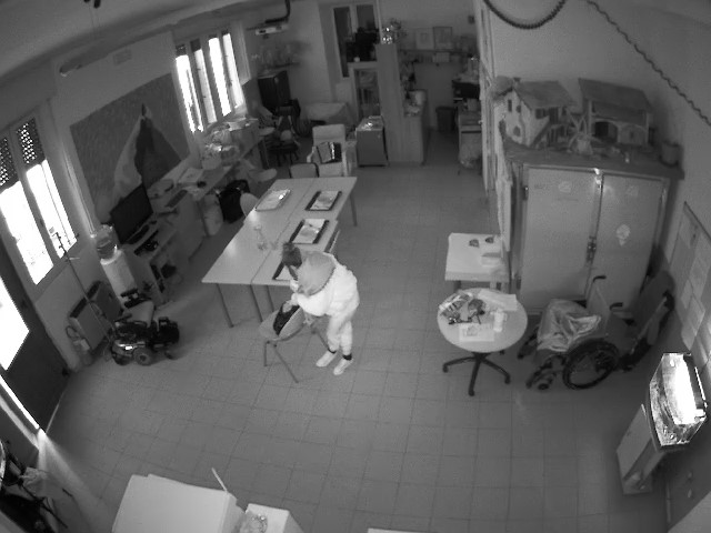 Donna incinta ruba portafoglio nella sede della Uildm