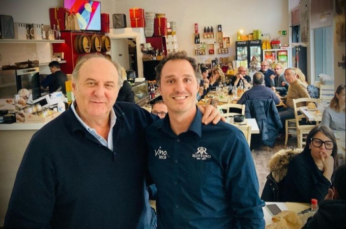 Gerry Scotti a pranzo nella vinoteca di Legnano