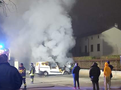 Furgoncino in fiamme, è caccia al piromane