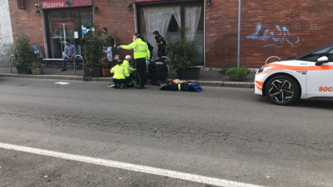 Uomo trovato a terra in strada: è in gravi condizioni