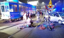 Auto finisce contro il tram: 2 persone estratte dai Vigili del Fuoco
