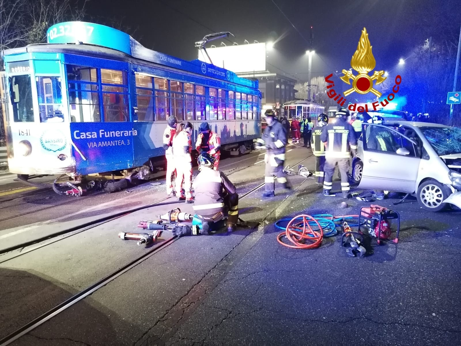 milano incidente auto tram