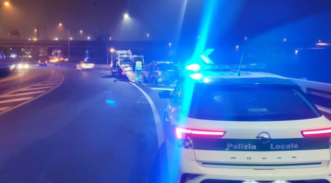 A tutta velocità per le strade di Rho senza patente