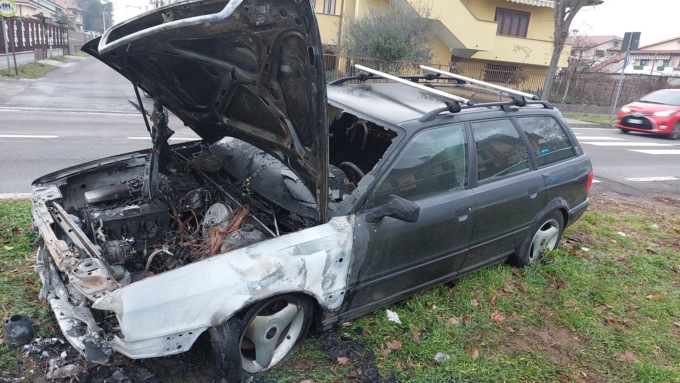 Auto prende fuoco, serata di paura