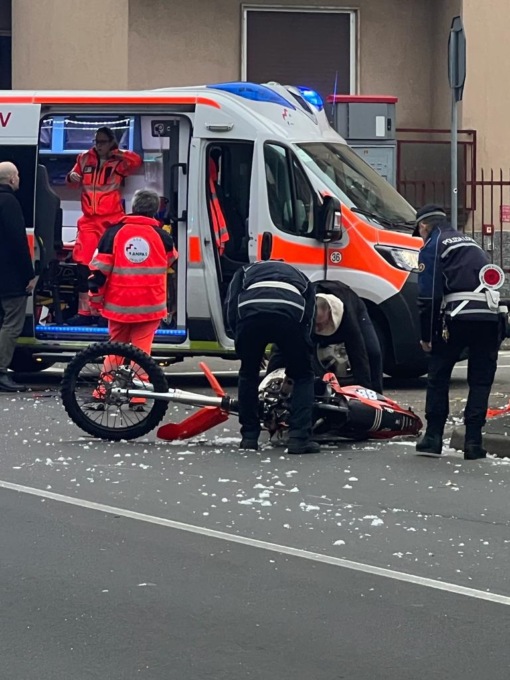 Auto contro moto, paura per due ragazzini a Cerro Maggiore
