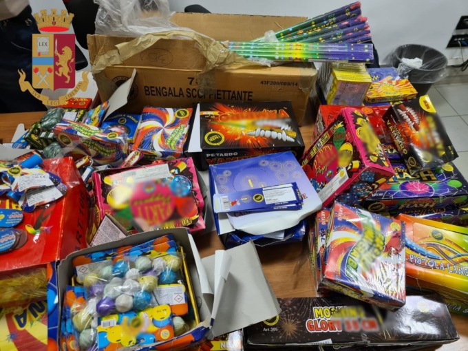 La Polizia di Stato sequestra 18 kg di fuochi d’artificio nascosti in lavanderia