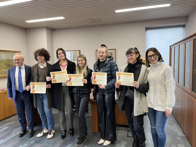 Borse di studio a cinque giovani meritevoli