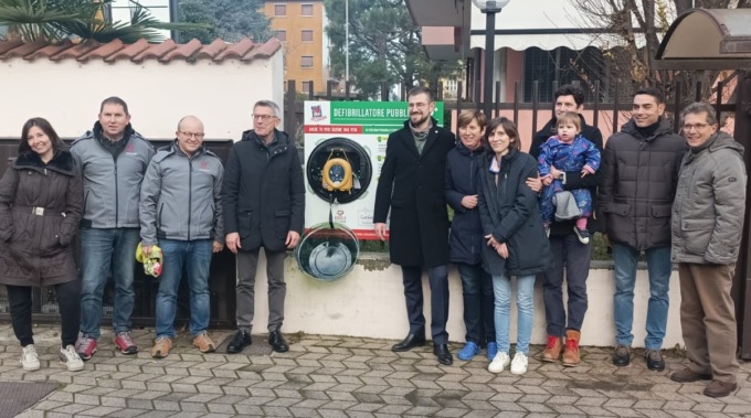 Defibrillatore fuori dal condominio per salvare vite