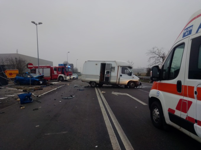 Scontro tra auto e camper: giovane perde la vita