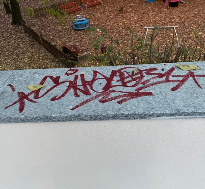 Nuovi sfregi al muro della Fossa