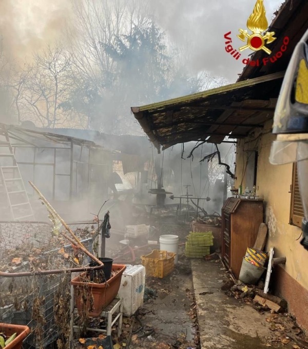 Incendio in un cascinale: trovato corpo carbonizzato