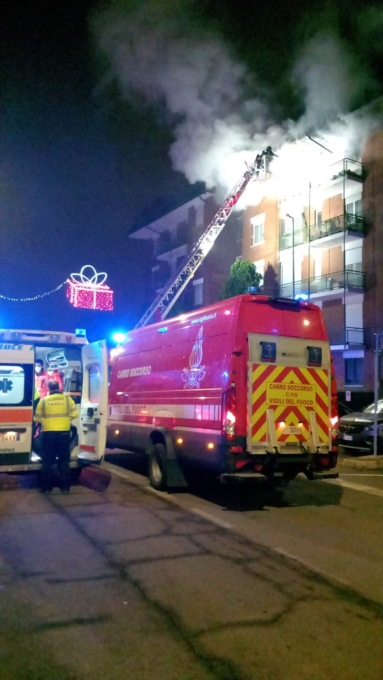 Appartamento distrutto dalle fiamme la notte di Natale IL VIDEO
