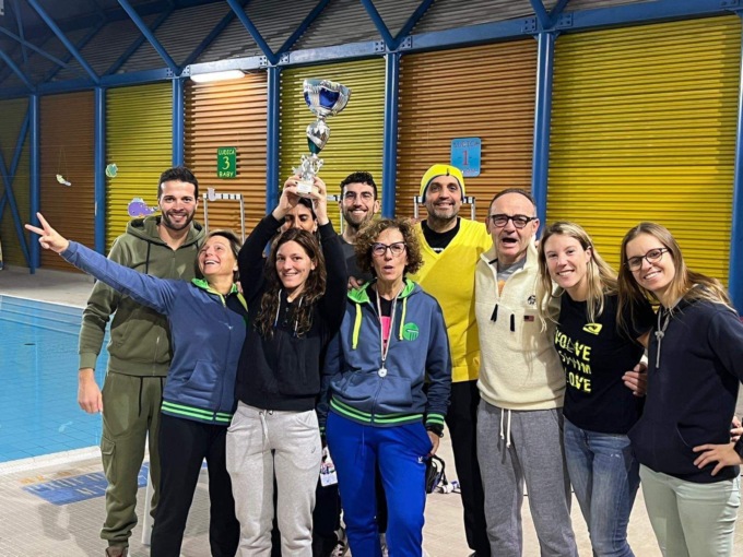 In piscina a Parabiago le gare master di nuoto: sul podio Castano e Legnano