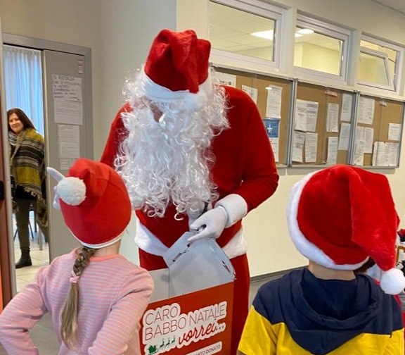 Babbo Natale ha fatto visita alle scuole di Nerviano