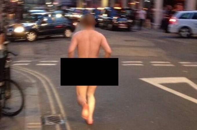 Uomo nudo a spasso per il paese