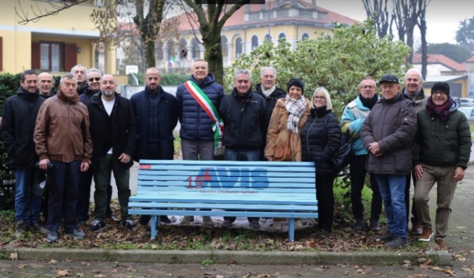 L’Avis inaugura la sua panchina nel parco comunale