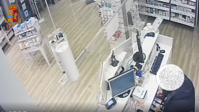 Rapina la farmacia ma viene arrestato dalla Polizia VIDEO