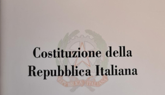 Il prefetto e il cognato di Pertini consegnano la Costituzione