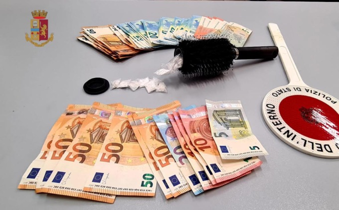 Furti in negozio e droga nella valigia e nella spazzola