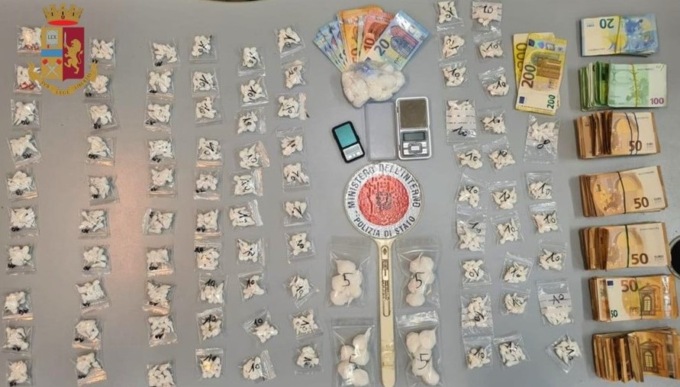 Arrestato spacciatore con 900 dosi di cocaina