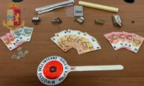 Vogliono vendere il "fumo" a due poliziotti: arrestati 4 spacciatori