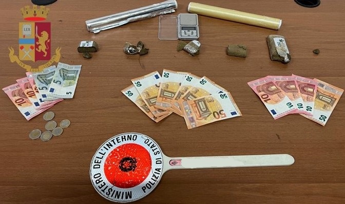 Vogliono vendere il “fumo” a due poliziotti: arrestati 4 spacciatori