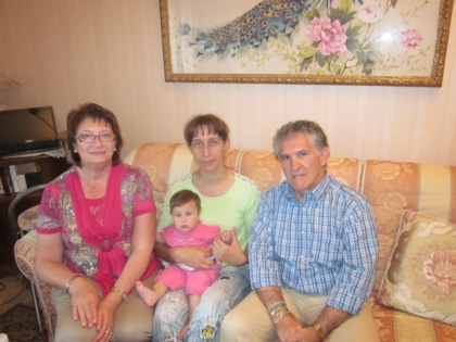 Enzo Alemani con mamma Silvia Colombo, nonna Maria Luisa e la piccola Vanessa