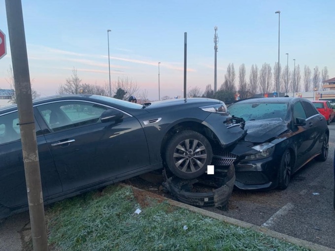 Sfascia con l’auto una macchina parcheggiata e sperona i Carabinieri: 20enne nei guai
