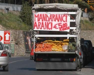 Quegli ambulanti  sempre fermi  e senza pagare il suolo pubblico
