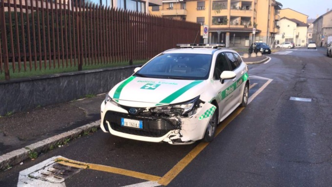 Ladro in fuga sperona l’auto della Polizia Locale