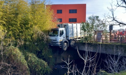 Camion sfonda la barriera di protezione del ponte, l'autista si getta nell'Olona