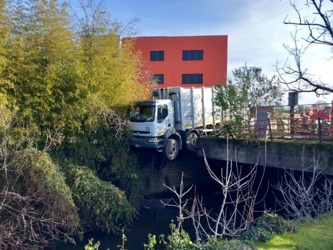 Camion sfonda la barriera di protezione del ponte, l’autista si getta nell’Olona