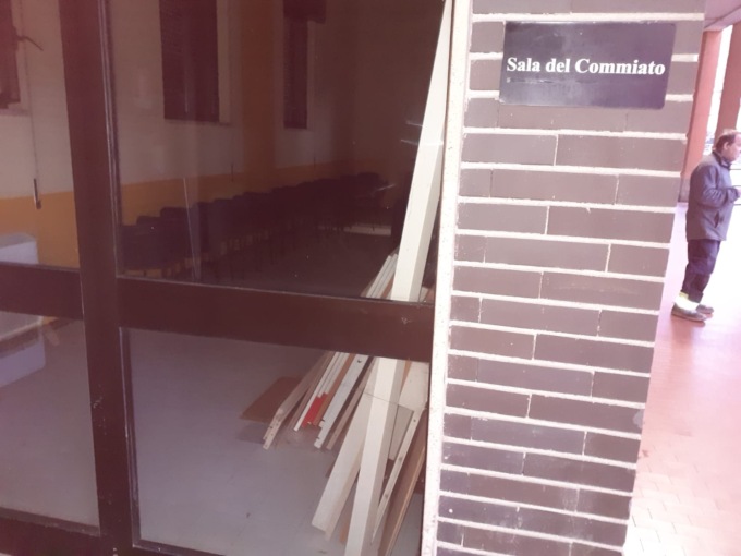 Materiali lignei nella sala del commiato, la polemica