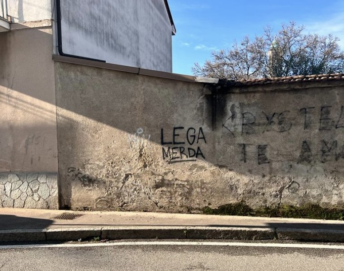 “Lega m…a”, la scritta offensiva comparsa difronte la sezione