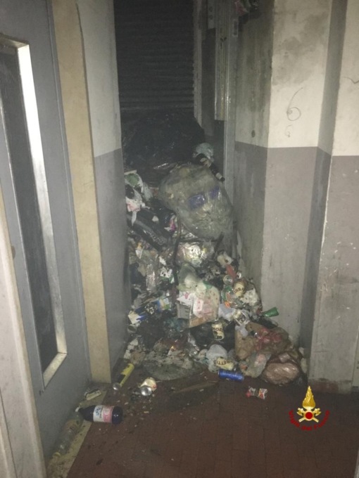 Incendio di rifiuti in un appartamento: intervengono i Vigili del Fuoco