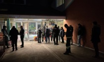 Ripresa delle scuole, il sindaco accoglie gli alunni dell'istituto andato a fuoco