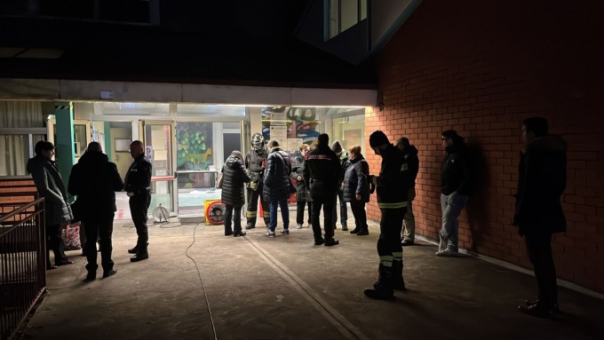 Ripresa delle scuole, il sindaco accoglie gli alunni dell’istituto andato a fuoco