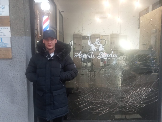 Vetrina spaccata in pieno centro