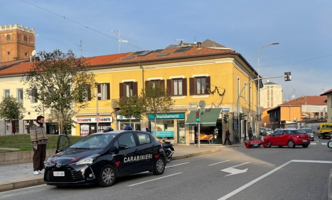 Incidente all’incrocio: moto contro auto