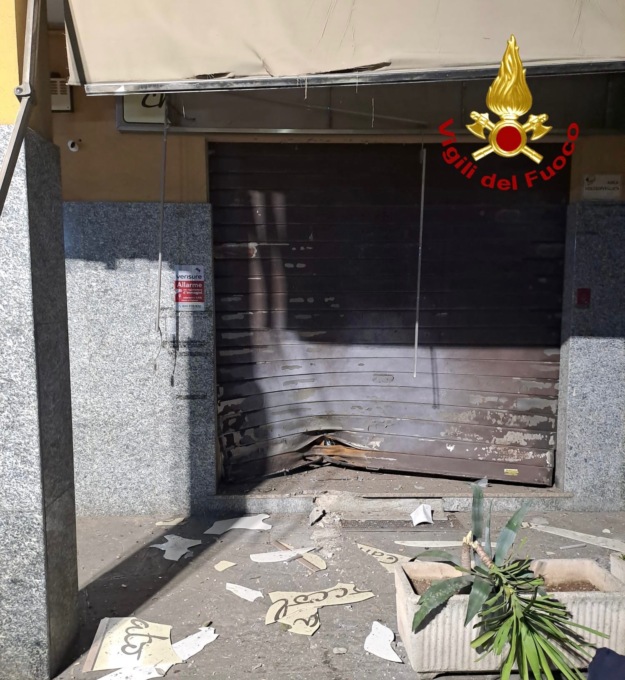 Esplosione in una gelateria: Vigili del fuoco spengono le fiamme