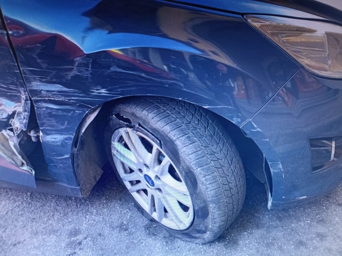 Agente fuori servizio trova l’auto del pirata