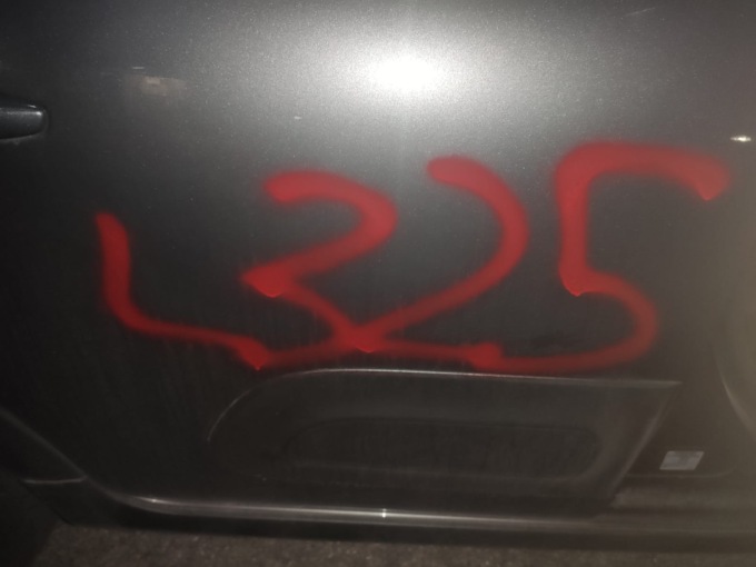 Citofoni e auto imbrattati con la vernice spray
