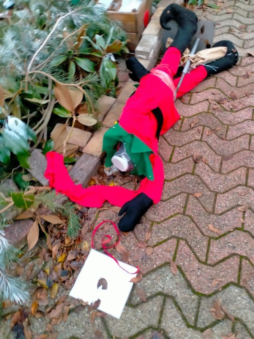 Atti vandalici davanti al municipio