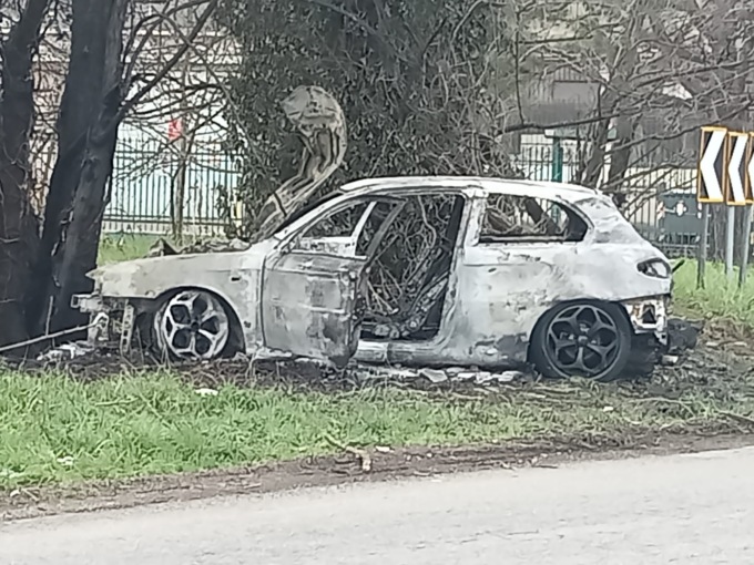 Si schianta contro un albero e l’auto prende fuoco