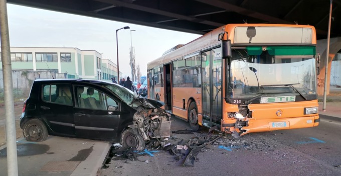 Con l’auto finisce contro un pullman
